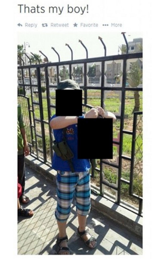 miudo Jihadista australiano divulga foto do filho a segurar cabeça decepada