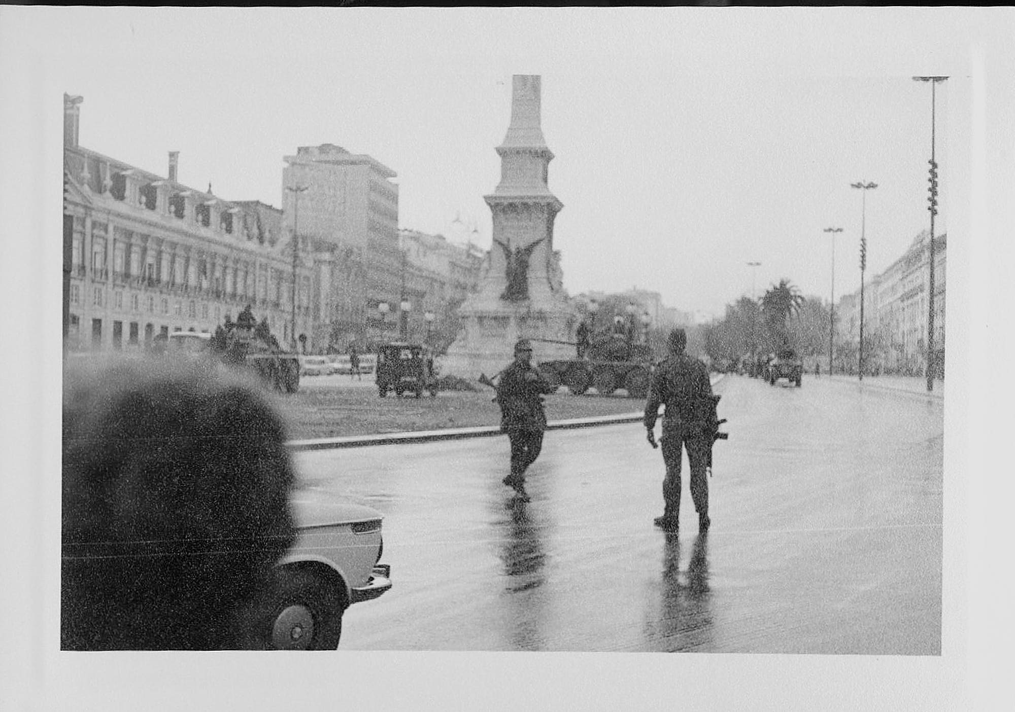 Conhecem-se poucas fotografias da Praça dos Restauradores durante a Revolução. A aparente calma sugere que a imagem foi captada ainda cedo, na manhã do dia 25