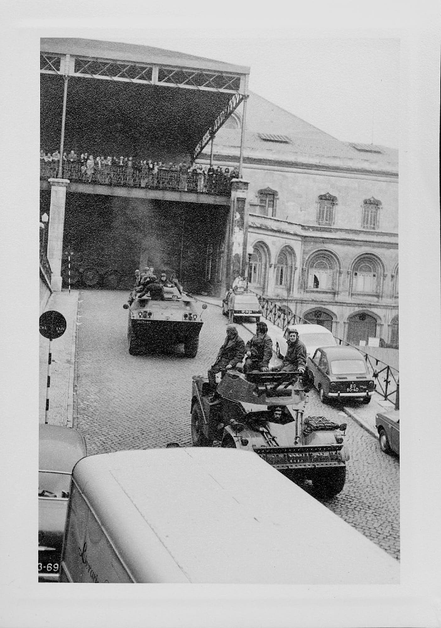 Carros de combate da coluna militar liderada por Salgueiro Maia descem a Calçada do Carmo