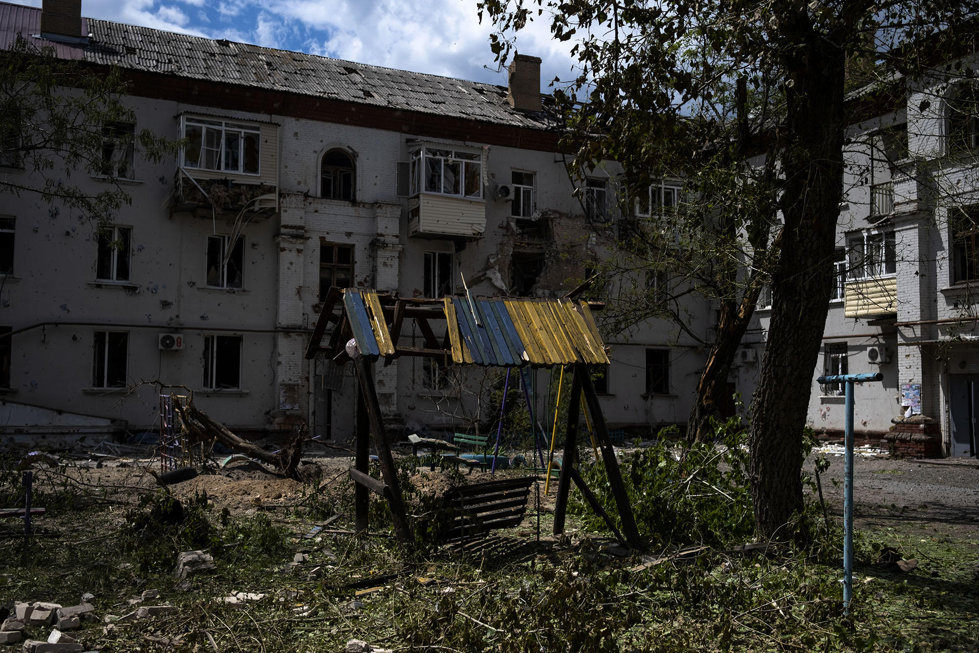 Parque infantil destruído pela guerra