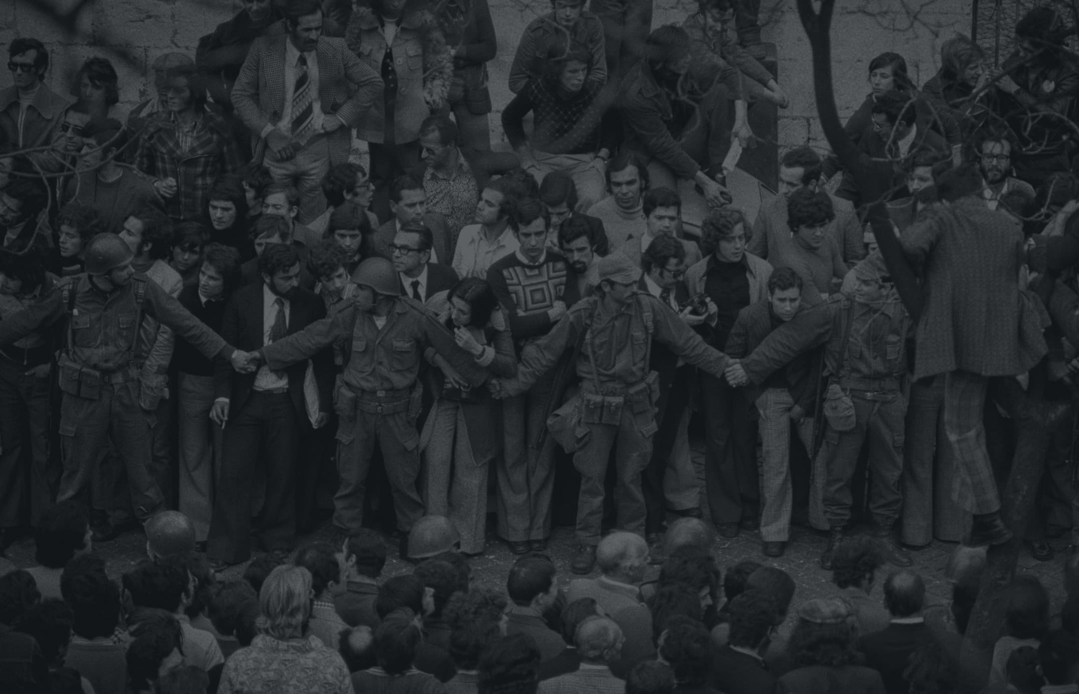 Foto da multidão no Largo do Carmo no 25 de Abril