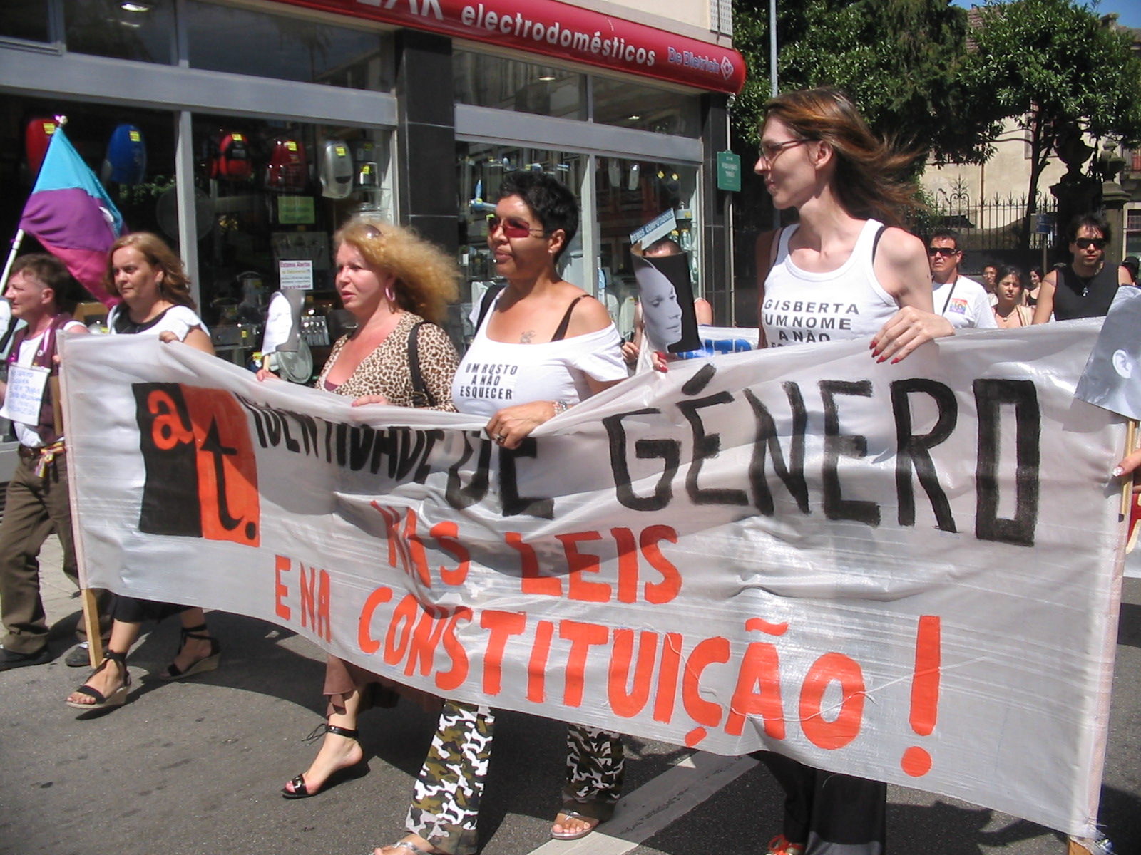 Protesto a favor da identidade de género nas ruas do Porto