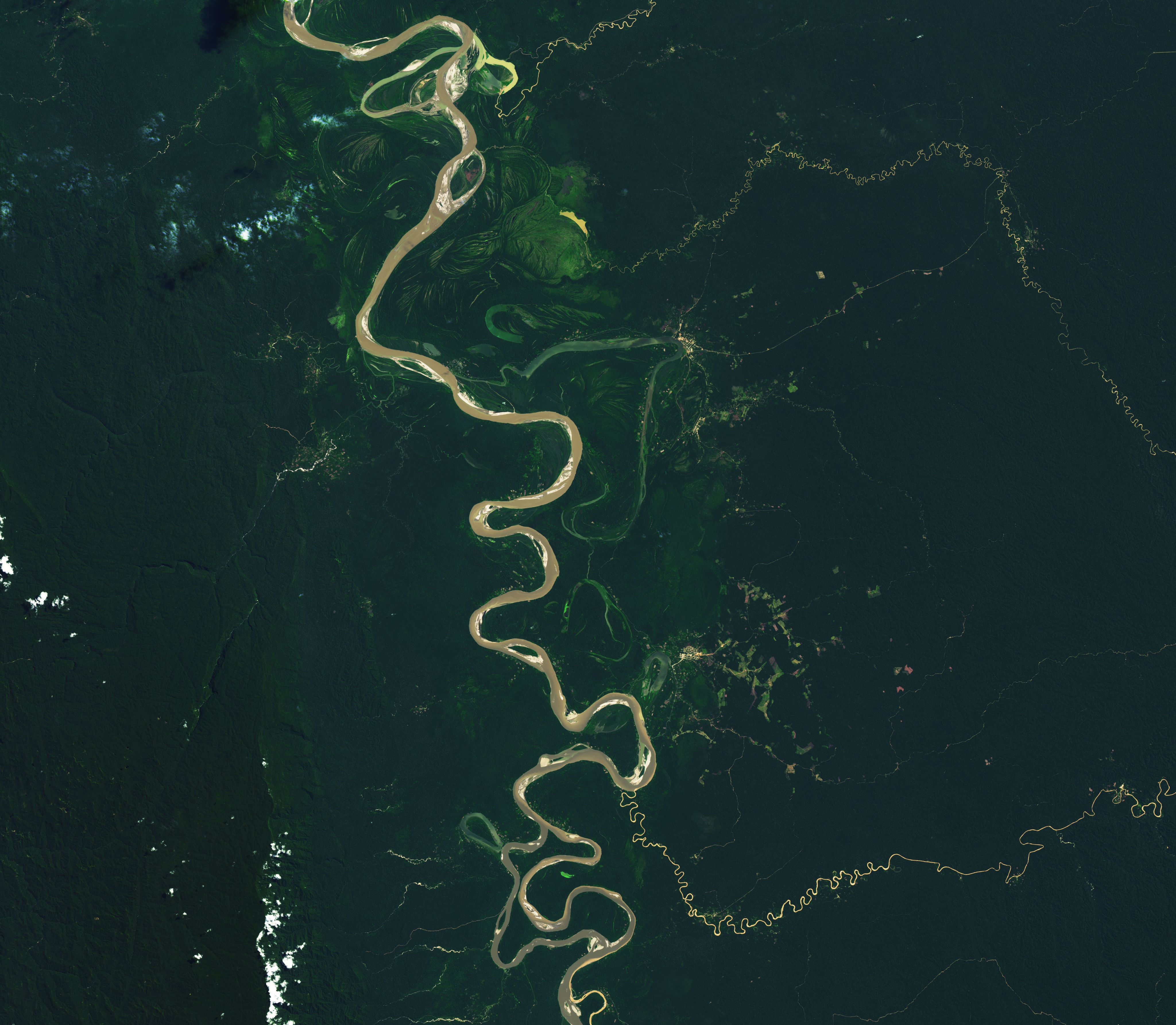 Imagem aérea revela a dimensão da destruição da floresta tropical peruana, na região de Puerto Breu. Fotografia: NASA Earth Observator via Reuters