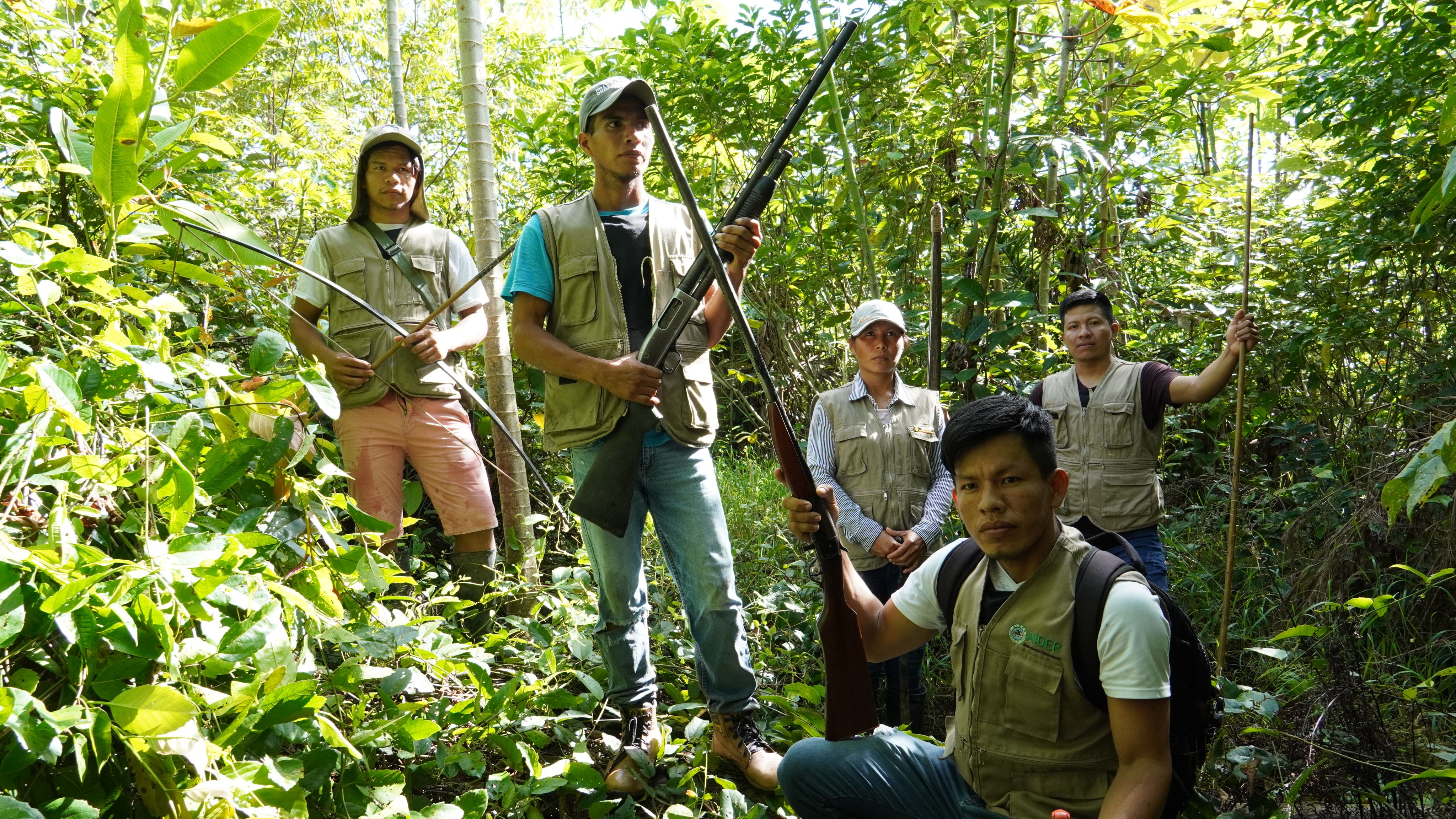 Grupo de indígenas que se auto-organizam para defender a floresta, em Flor de Ucayali, Peru. Fotografias: Dan Collyns, Reuters