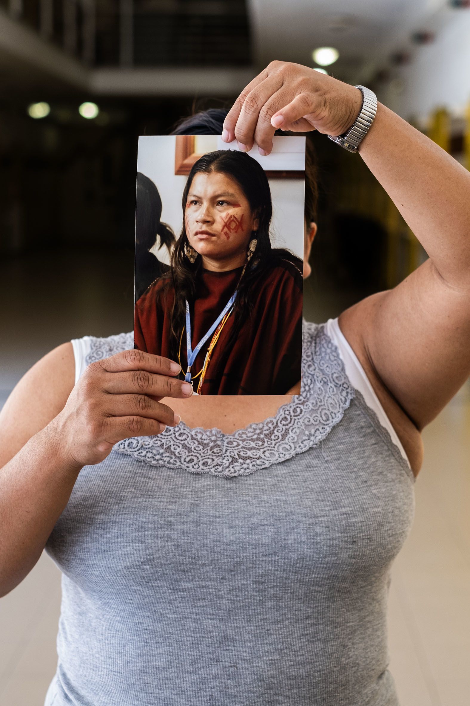 Diana Ríos Rengifo segura numa fotografia sua tirada em liberdade, no Peru