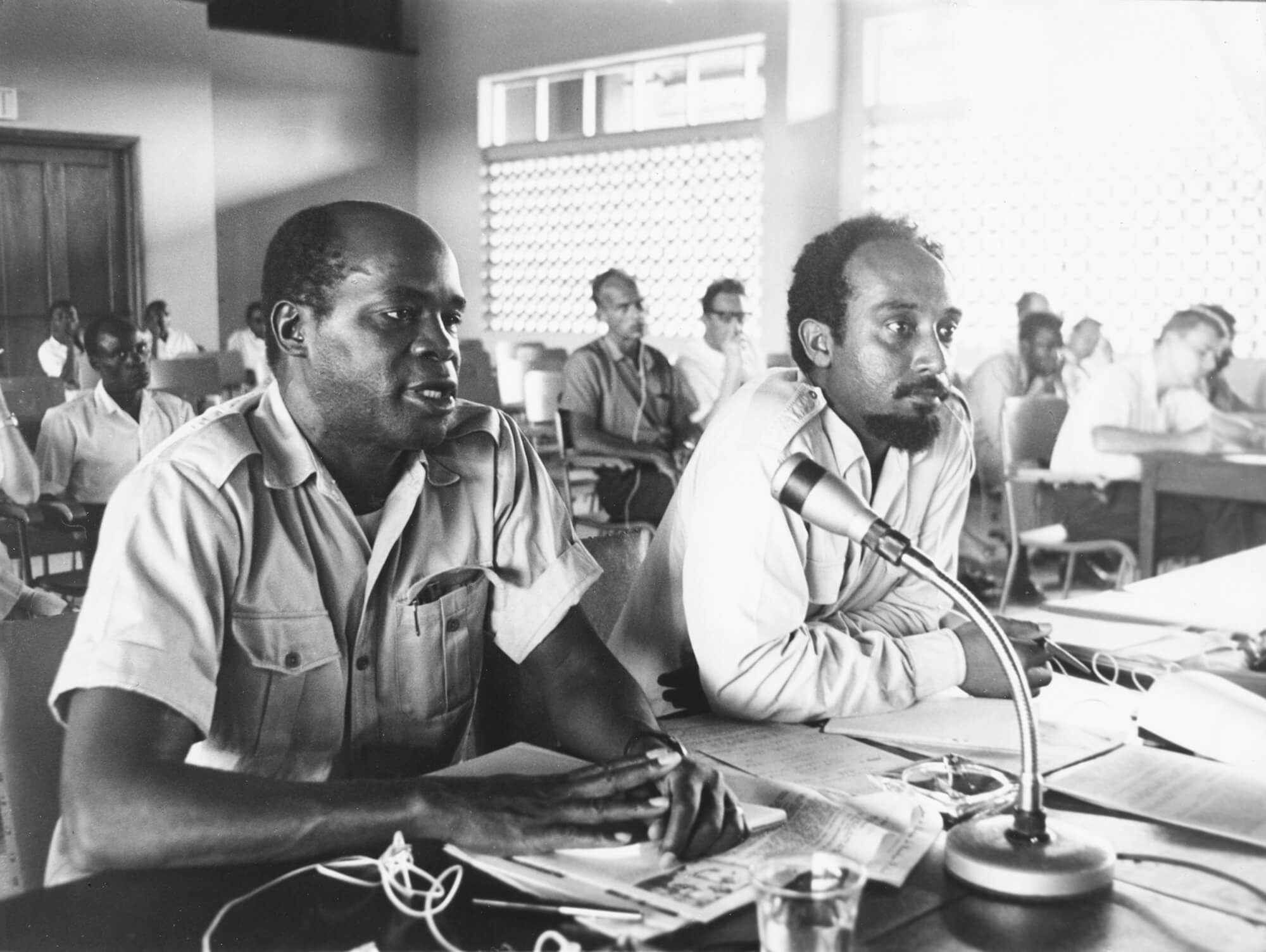 Eduardo Mondlane (à esquerda) com Marcelino dos Santos durante uma audiência nas Nações Unidas na Tanzânia, em 1966