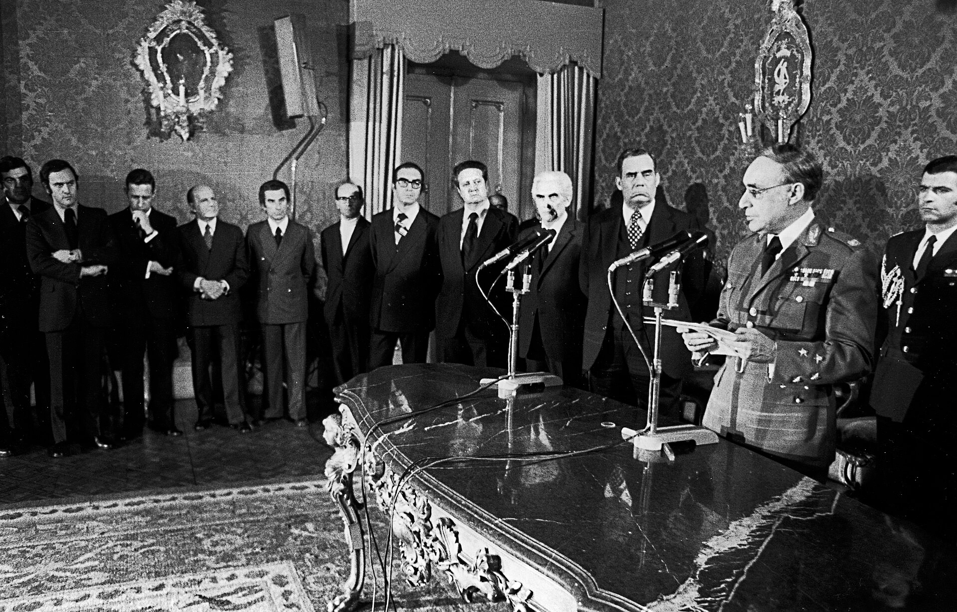 Tomada de posse do I Governo provisório a 16 de Maio de 1974. António de Almeida Santos, ao lado de Mário Soares, tomou posse como ministro da Coordenação Interterritorial