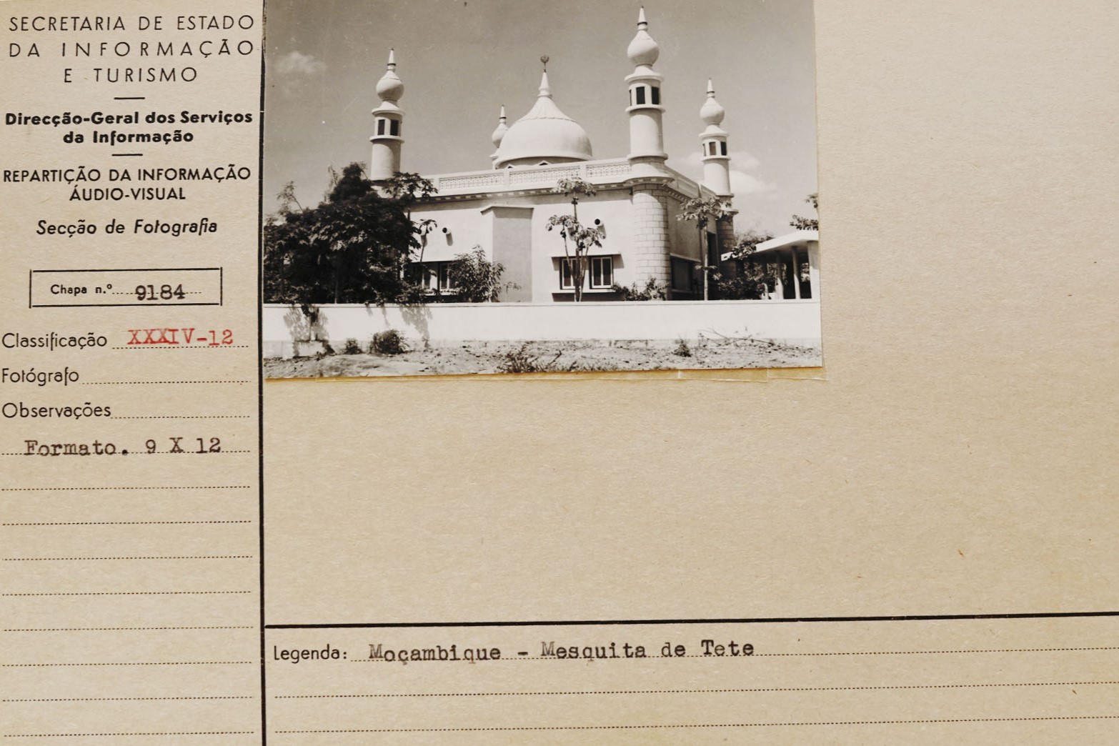 Fotografia da década de 50 da mesquita de Tete numa ficha do arquivo fotográfico do Secretariado Nacional de Informação